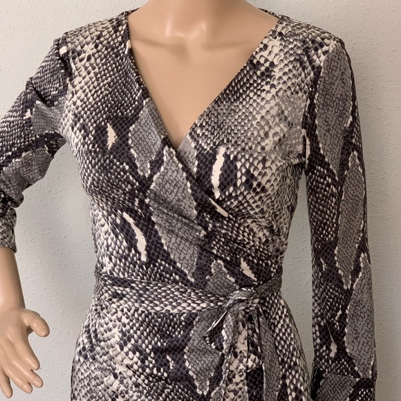 Diane Von Furstenberg Silk Jersey Wrap Tie Animal Printed Top Size 4 - Picture 4 of 9